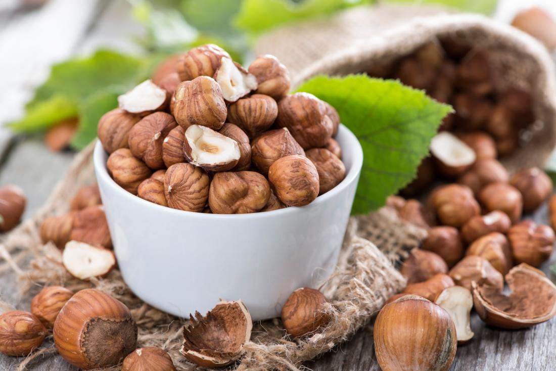 20 raw hazelnuts